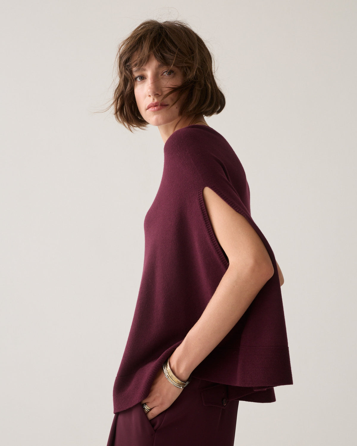 Summum Sleeveless Cape