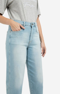 Barrel Jeans in Light Wash