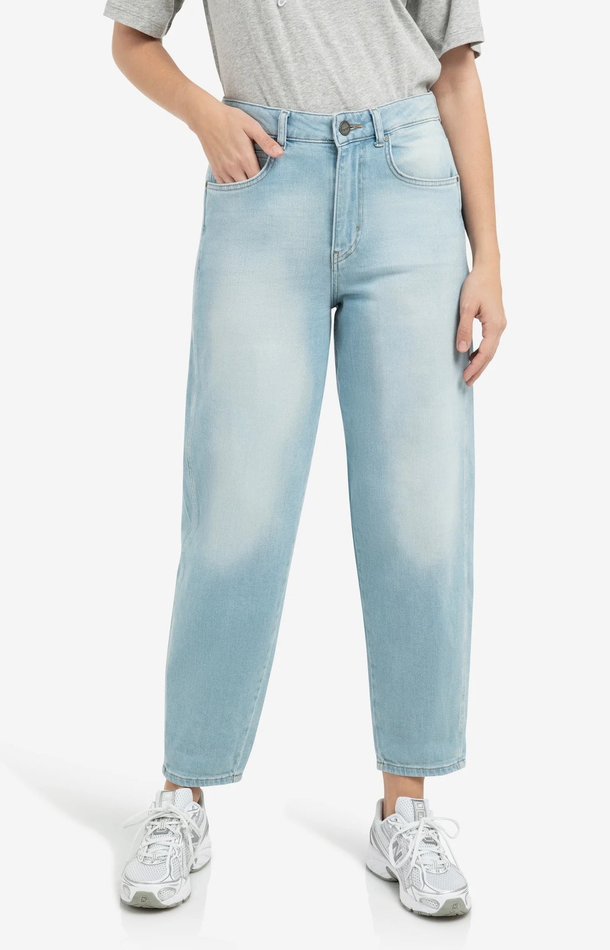 Barrel Jeans in Light Wash