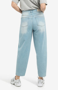 Barrel Jeans in Light Wash