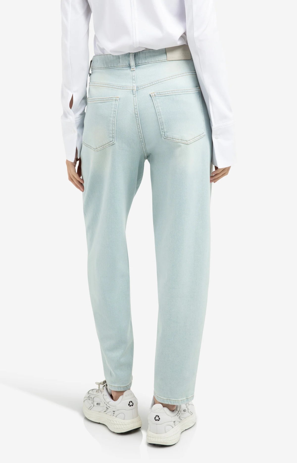 Barrel Jeans in Light Washed Denim