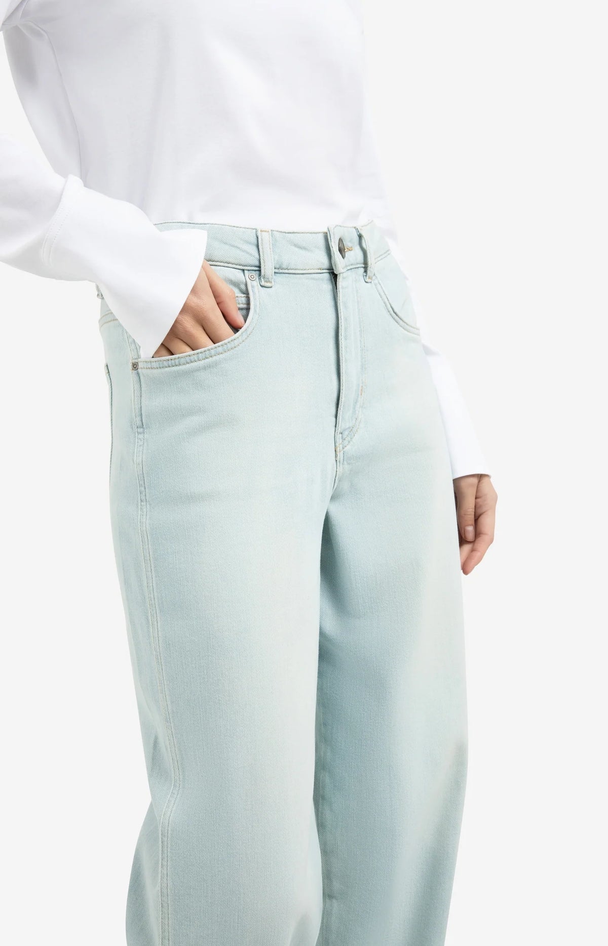 Barrel Jeans in Light Washed Denim