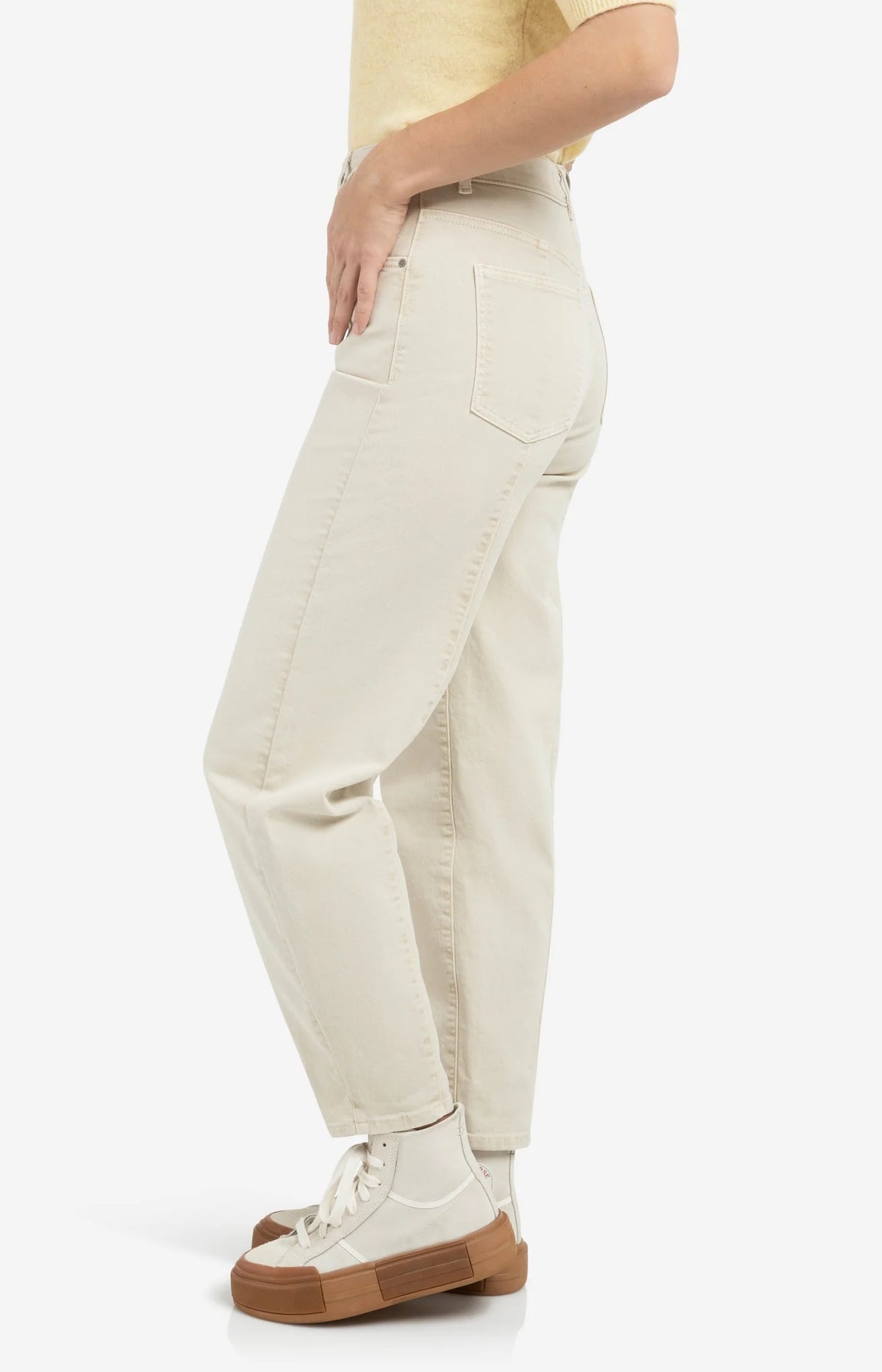 Barrel Jeans with Visible Back Seams