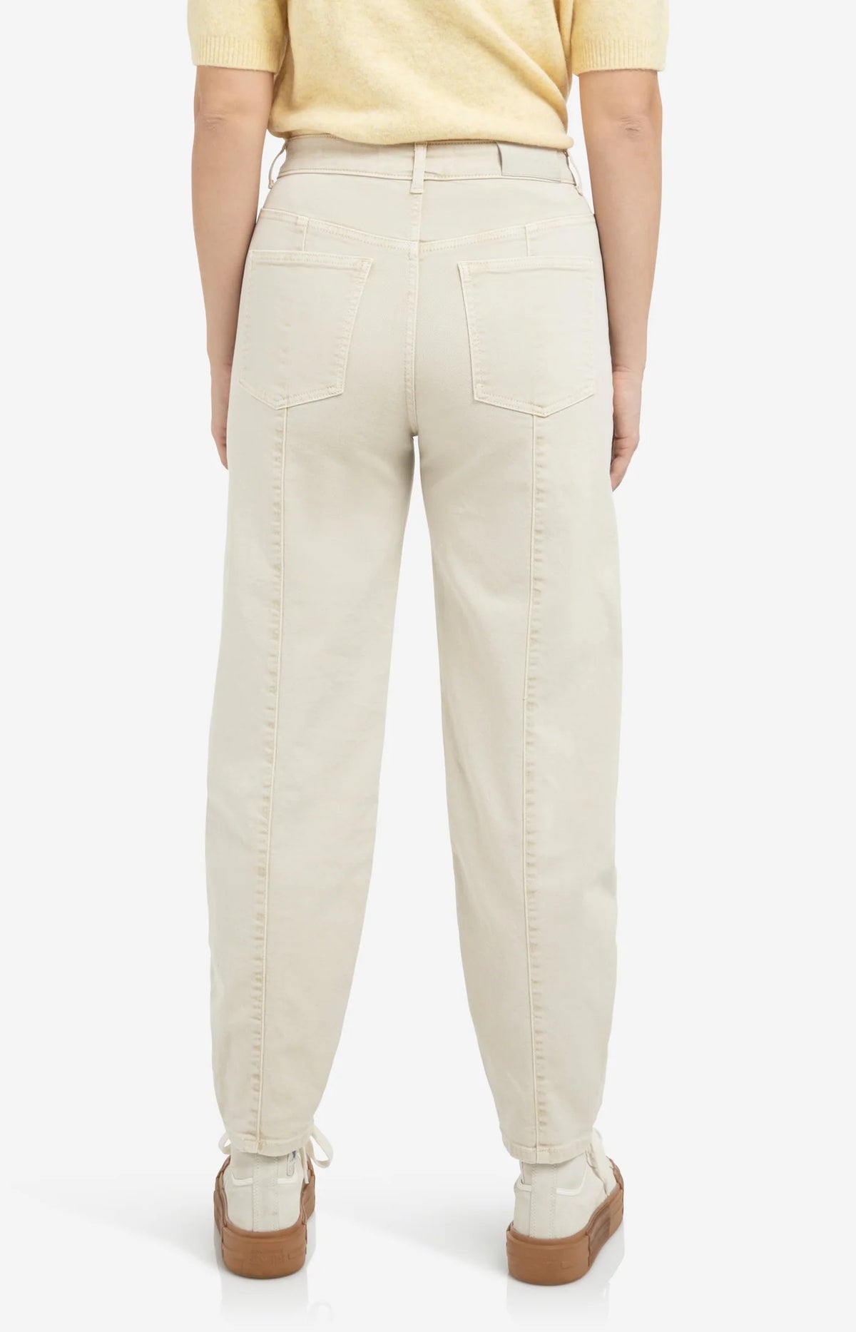 Barrel Jeans with Visible Back Seams
