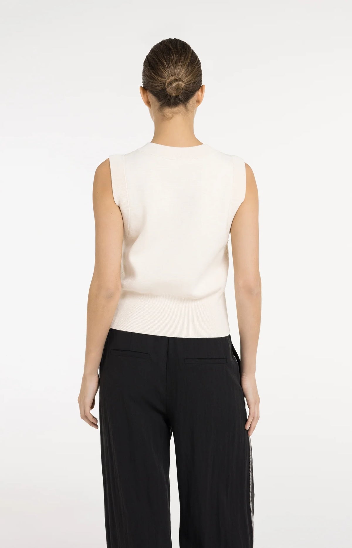 Sleeveless fine knitted cardigan