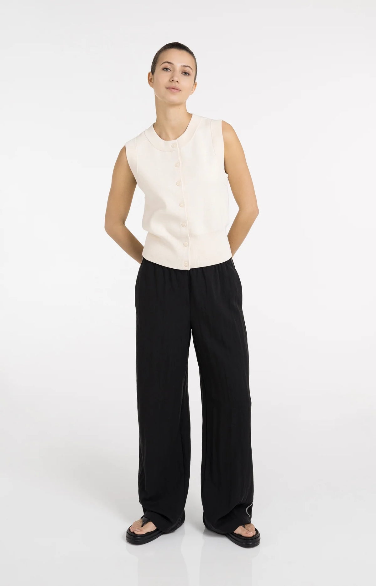 Sleeveless fine knitted cardigan