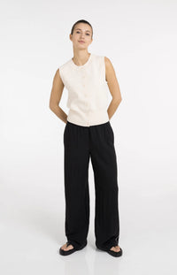 Sleeveless fine knitted cardigan