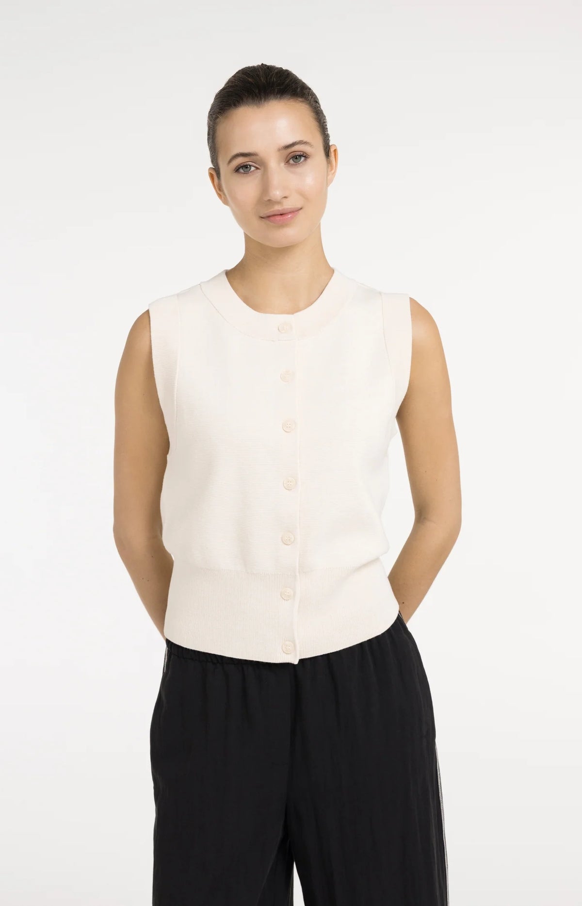 Sleeveless fine knitted cardigan